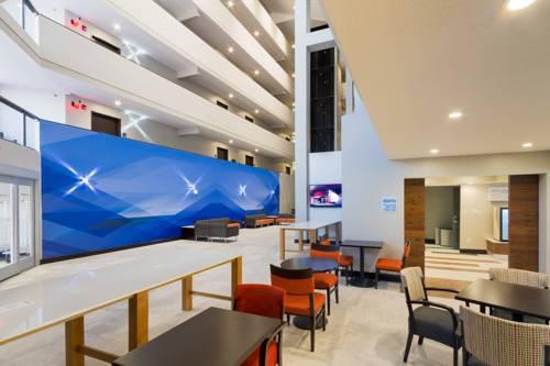 H I Express & Suites San Antonio Medical-Six Flags Экстерьер фото